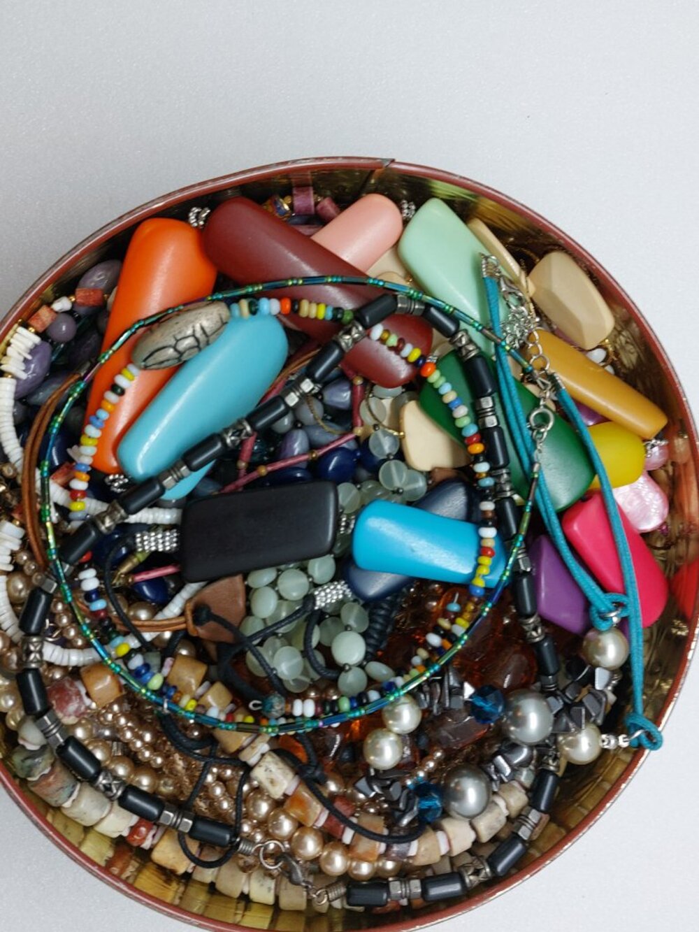 Vintage Tin Of 29 Beaded Necklaces Different Styles & Sizes Wearable Or Crafts